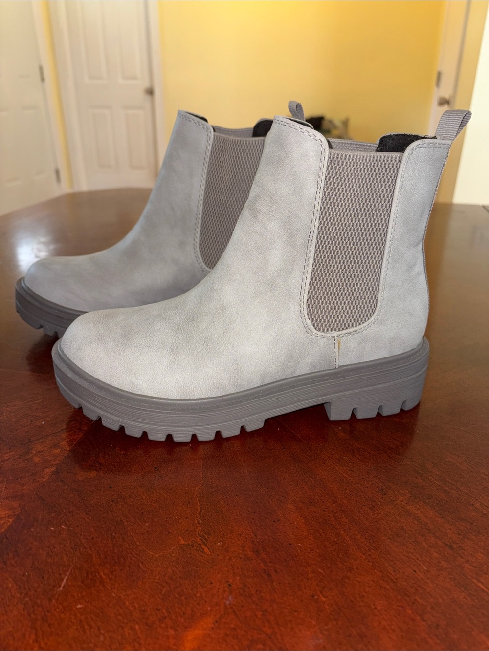 Soda pilot women’s gray ankle boot size 6 new